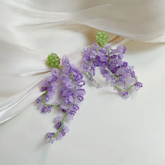 Lila Blumenohrringe aus Perlen, handgefertigt, eleganter Schmuck, Geschenkidee für Frauen.