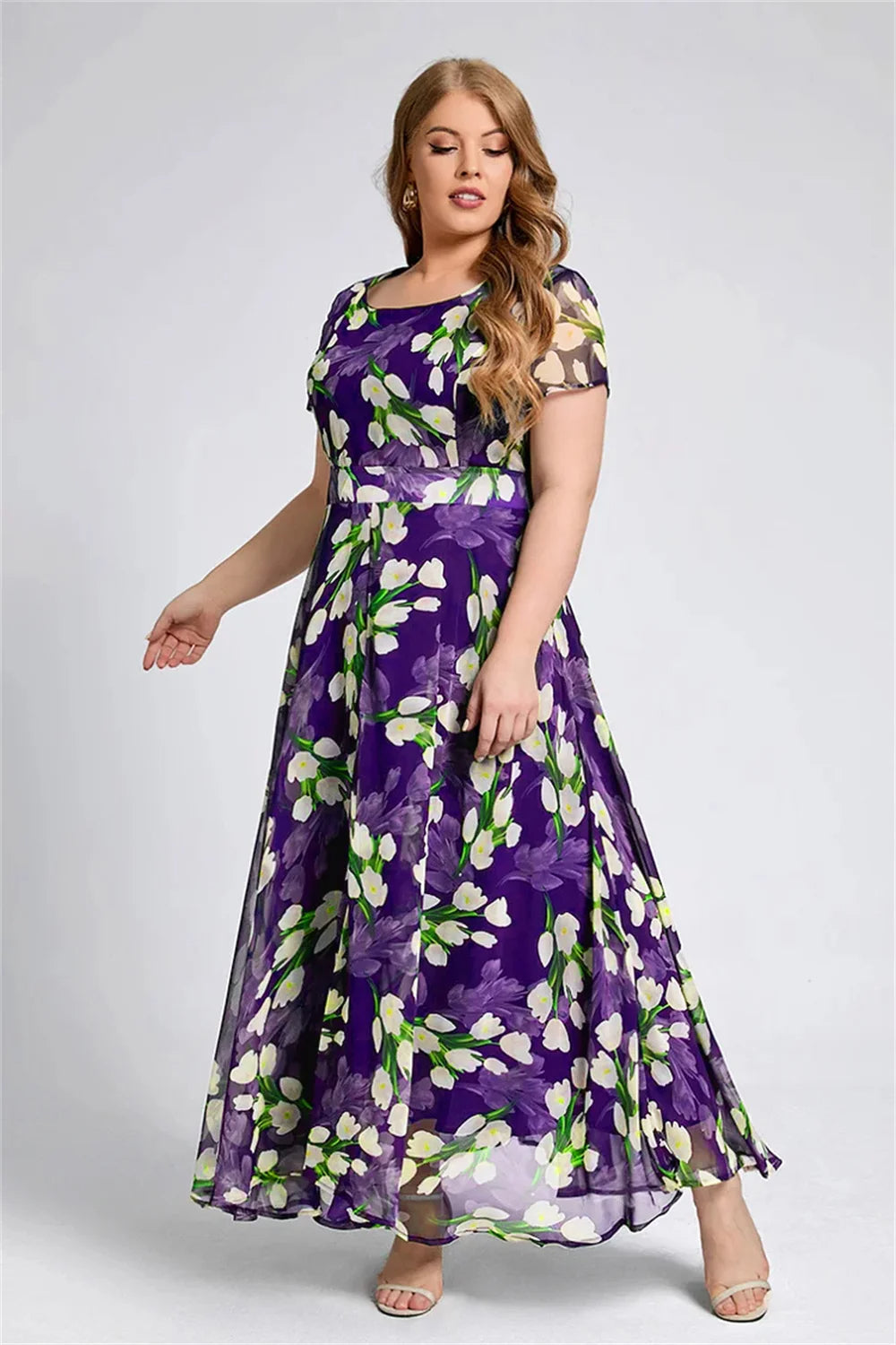 Frau im lila Blumen-Maxikleid, Chiffon, elegant, Sommermode, Plus-Size, Abendkleid.