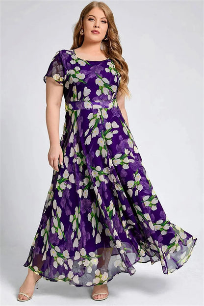 Frau in lila Maxikleid mit Blumenmuster, elegantes Design, Sommermode, Chiffonstoff.