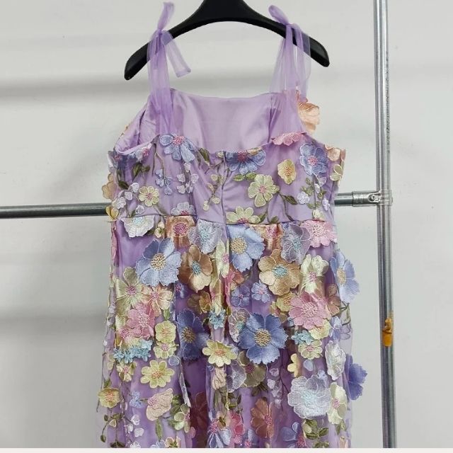 Lila Kleid mit Blumenstickerei, Trägerkleid, Damenmode, Frühling, romantisch, elegant.