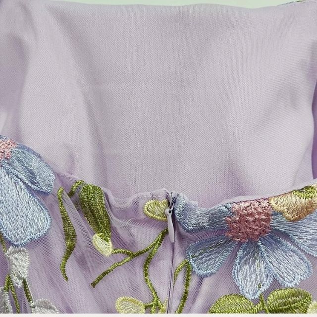 Lavendelfarbenes Kleid mit Blumenstickerei, Reißverschluss, elegantes Design, Damenmode.