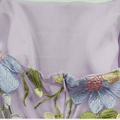 Lavendelfarbenes Kleid mit Blumenstickerei, Reißverschluss, elegantes Design, Damenmode.