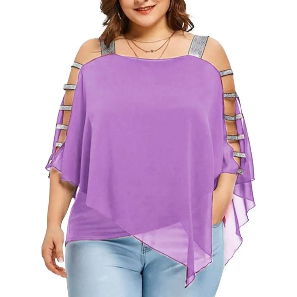 Frau in lila schulterfreiem Top mit Jeans, modisch, Plus-Size, Sommerkleidung.