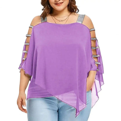 Frau in lila schulterfreiem Top mit Jeans, modisch, Plus-Size, Sommerkleidung.
