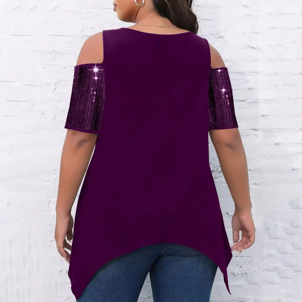 Frau in lila schulterfreiem Top mit Paillettenärmeln, Jeans, Rückansicht.