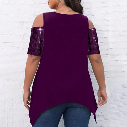 Frau in lila schulterfreiem Top mit Paillettenärmeln, Jeans, Rückansicht.