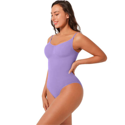 Frau in lila Body, ärmellos, eng anliegend, Mode, Damenbekleidung, bequem, elegant.