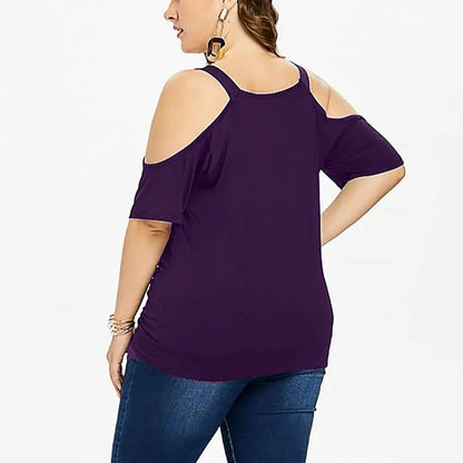 Frau in lila Cold-Shoulder-Top und blauer Jeans, Rückansicht, modisch, lässig, Plus-Size-Mode.