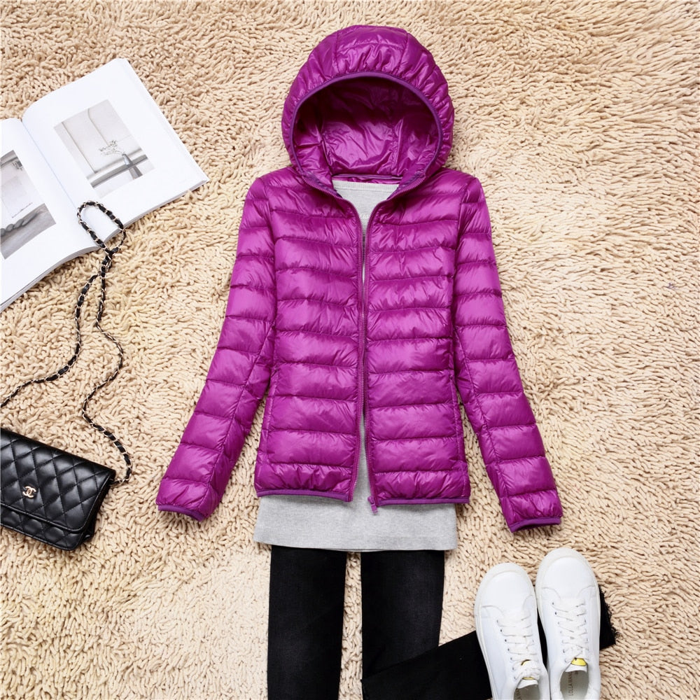Lila Damen-Daunenjacke mit Kapuze, modisch, warm, ideal für Herbst und Winter.