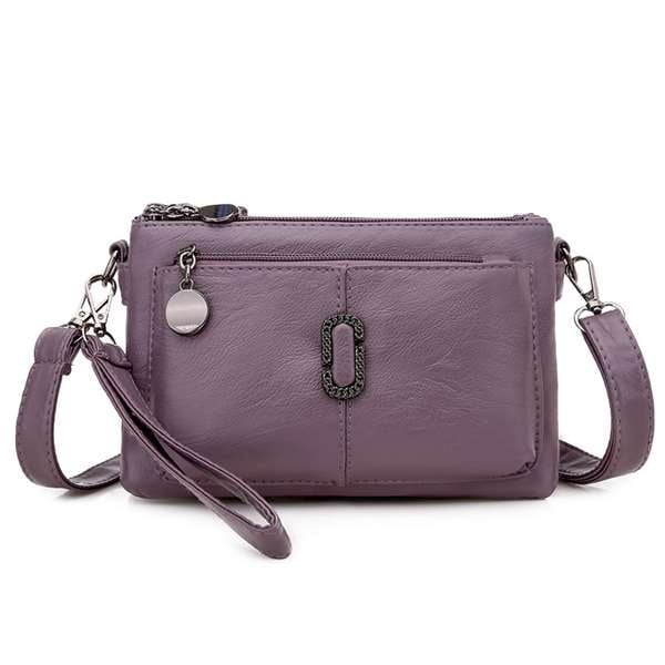 Lila Damenhandtasche aus Leder mit Reißverschluss und abnehmbarem Schulterriemen.