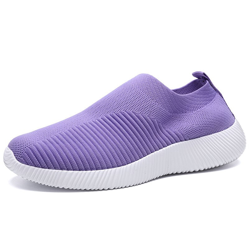 Lila Damen-Sneaker aus Strickstoff mit weißer Sohle, bequem und atmungsaktiv.