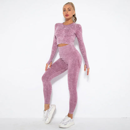 Frau in lila nahtlosem Sport-Set, langärmeliges Oberteil, Leggings, Fitnessmode.