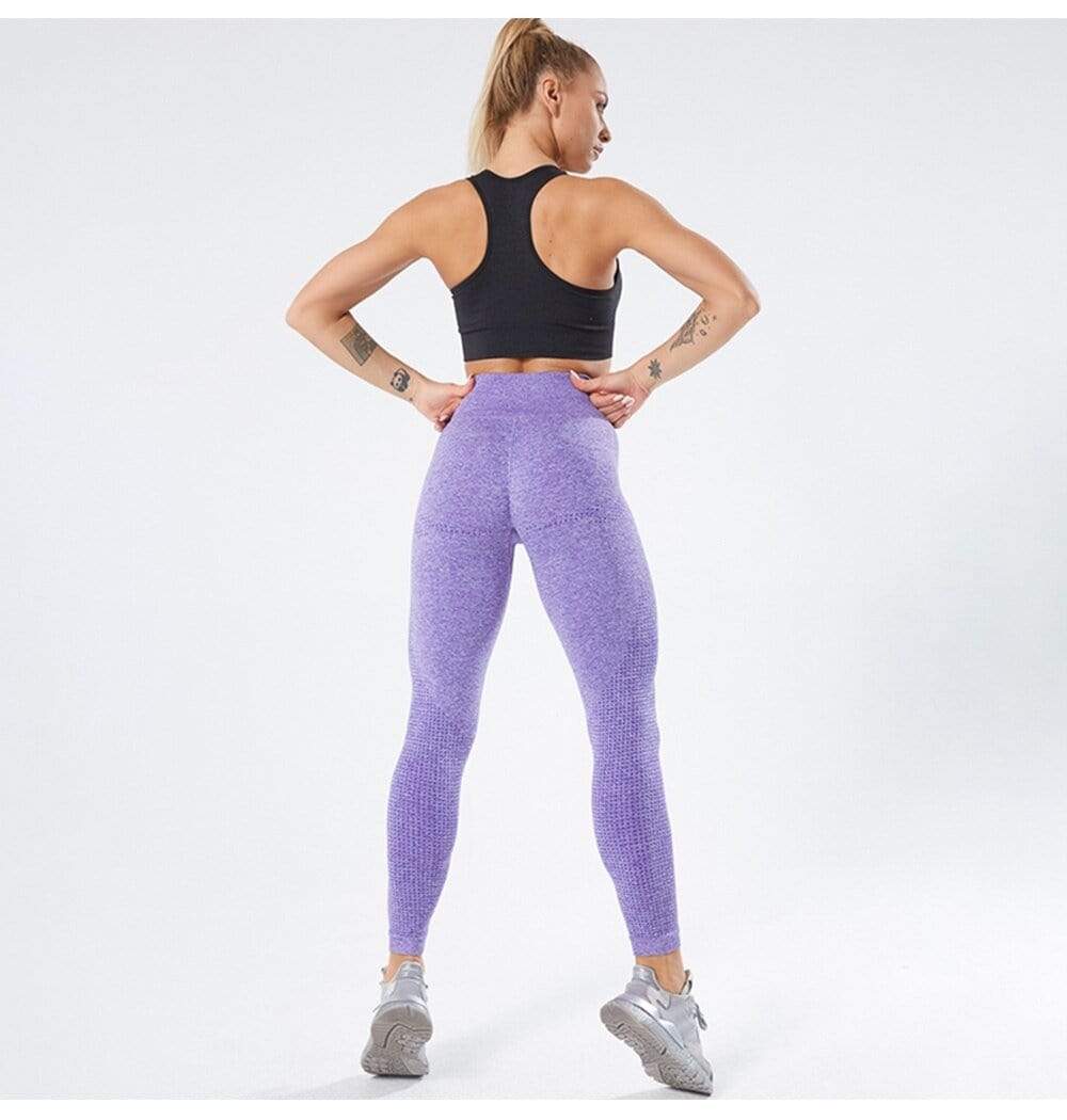 Frau in lila Leggings und schwarzem Sport-BH, Fitnessmode, Sportbekleidung für Damen.