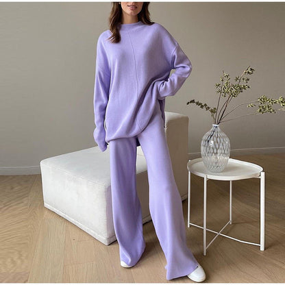 Frau in lila Strickpullover und Hose, gemütliches Lounge-Set, modernes Wohnzimmer.