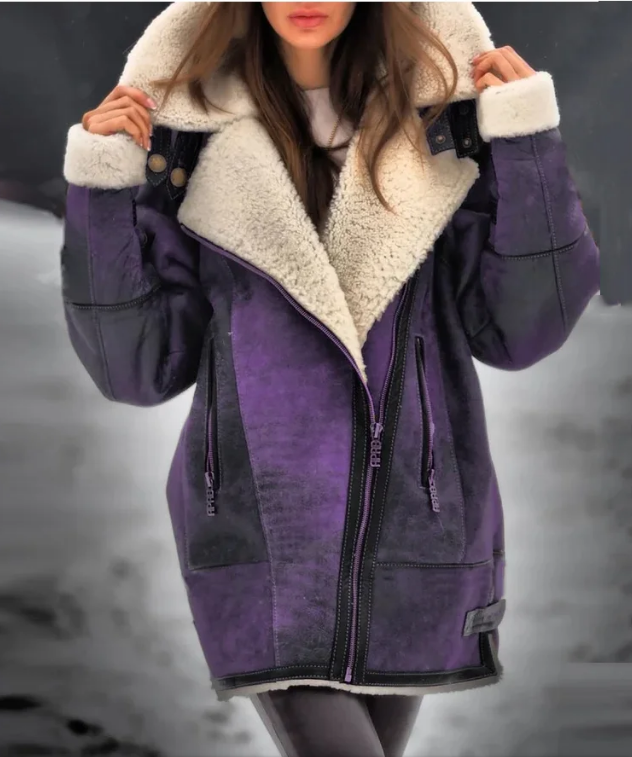 Frau in lila Lammfelljacke mit weißem Kragen, Wintermode, stilvoll, warm, Outdoor-Bekleidung.