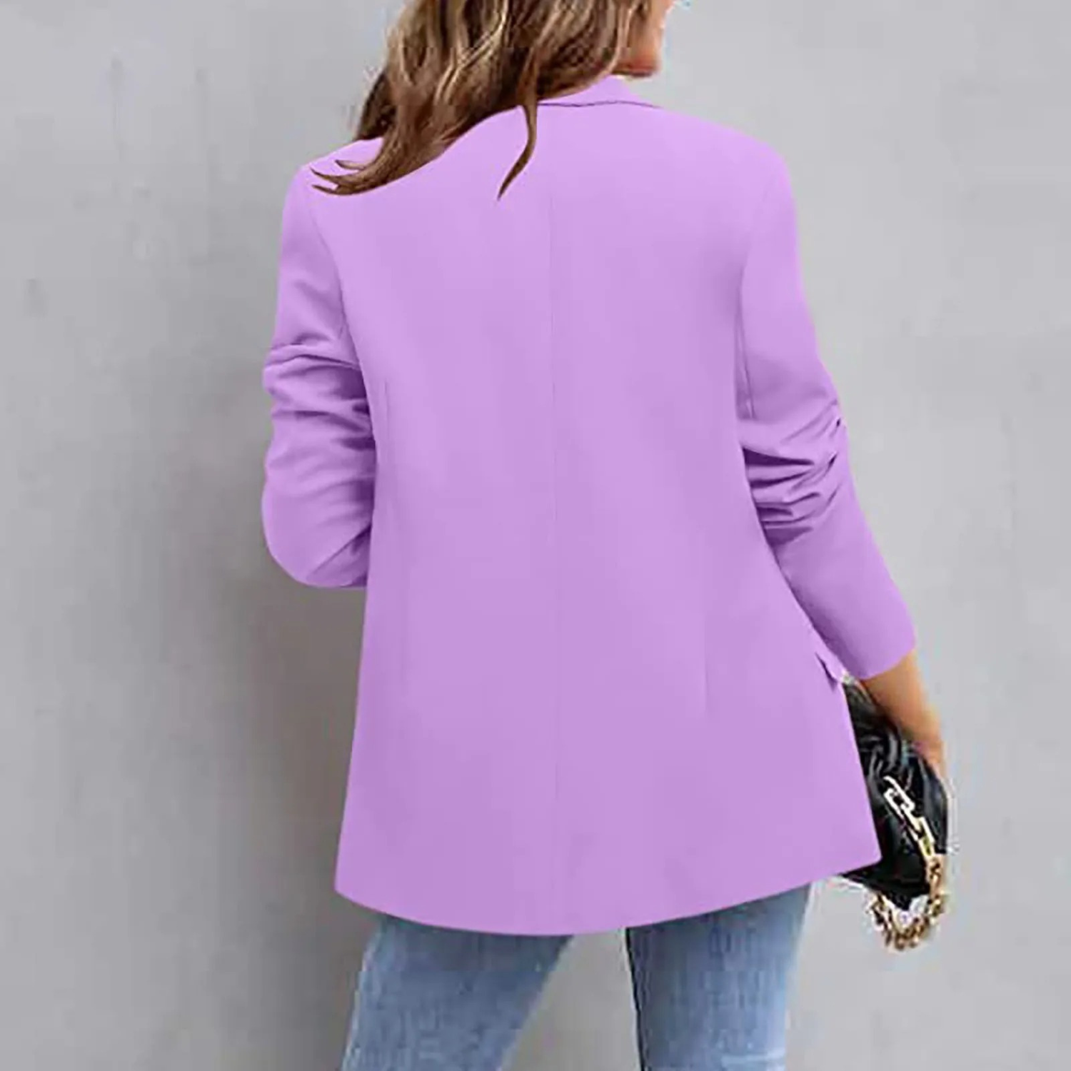 Frau in lila Blazer, Slim Fit, lange Ärmel, modisch, elegant, Damenmode, Rückansicht.