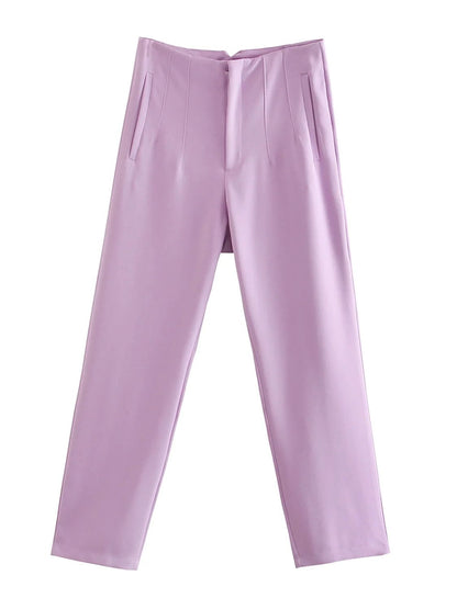 Lila Damenhose, elegant, gerade Passform, mit Taschen, aus Baumwollmischung.