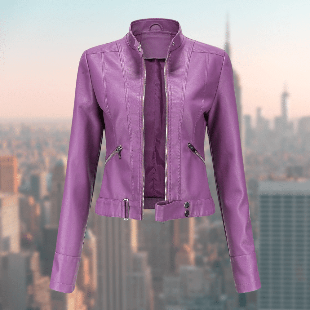 Lila Damenlederjacke mit Reißverschluss, modisch, urbaner Hintergrund, stilvoll, elegant.