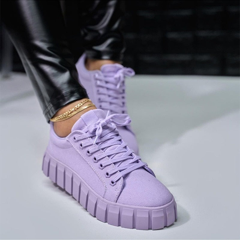 Lila Sneaker Damen, Plateau, Schnürsenkel, modisch, bequem, Freizeit, Straßenmode.