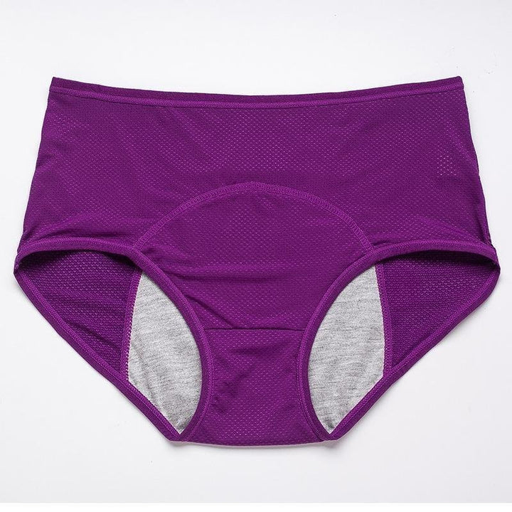 Lila Damenunterhose, atmungsaktiv, nahtlos, aus Baumwolle, auf weißem Hintergrund.