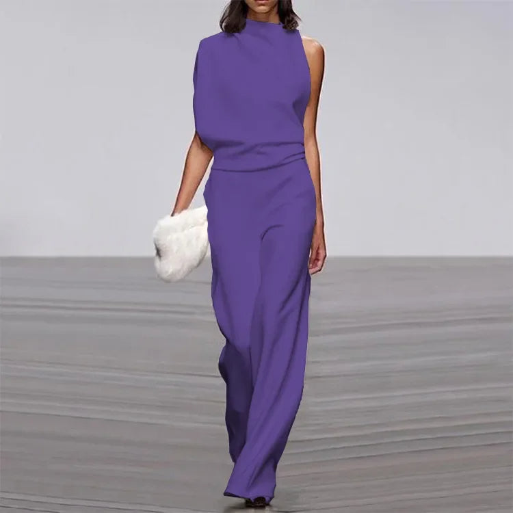 Frau in lila Jumpsuit mit weißer Clutch auf Laufsteg, elegante Mode, Abendgarderobe.