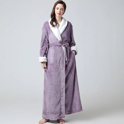 Frau in lila Fleece-Bademantel mit weißem Kragen, gemütlich, warm, langärmelig.