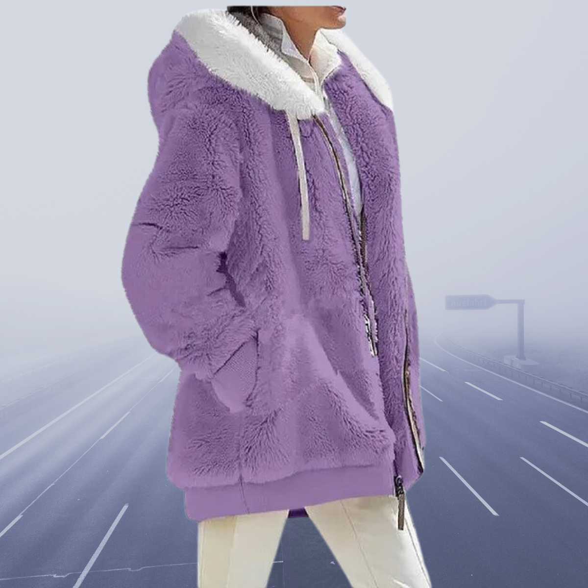 Frau in lila Plüschjacke mit Kapuze, Wintermode, warm, stilvoll, Straße im Hintergrund.