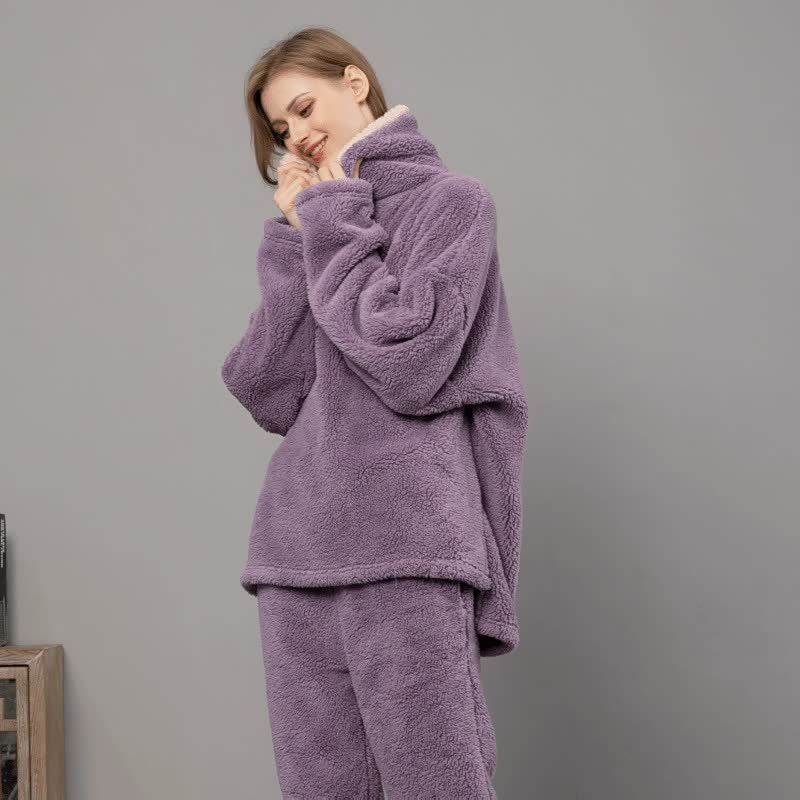 Frau in lila Fleece-Pyjama-Set, gemütlich, warm, modisch, ideal für kalte Wintertage.