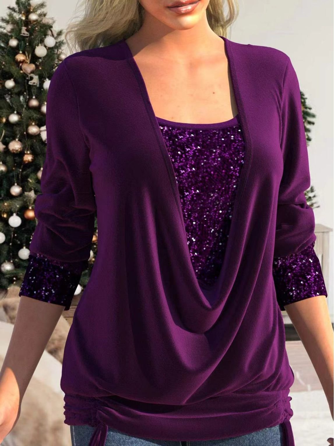 Frau in lila Glitzer-Top vor Weihnachtsbaum, modisches Design, festliche Kleidung.