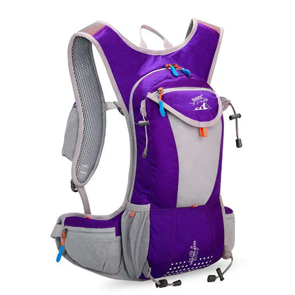 Lila und grauer Wanderrucksack, leicht, mit mehreren Taschen und verstellbaren Gurten.