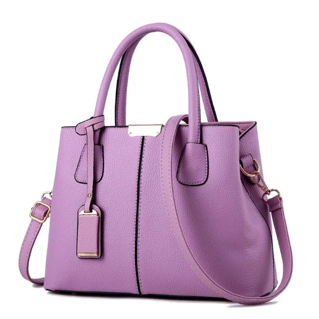 Lila Damenhandtasche aus Leder mit Schulterriemen, elegant und modisch.