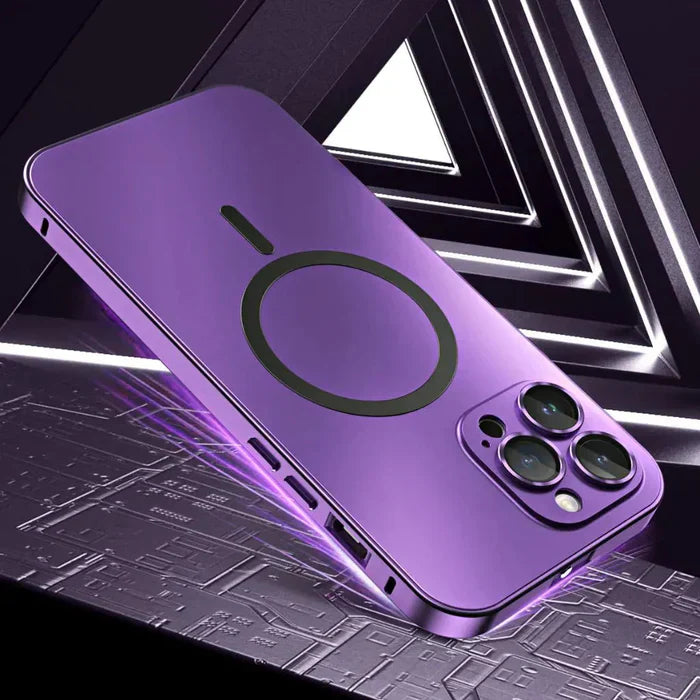 Lila iPhone-Hülle mit MagSafe, dreifacher Kameraausschnitt, futuristisches Design.