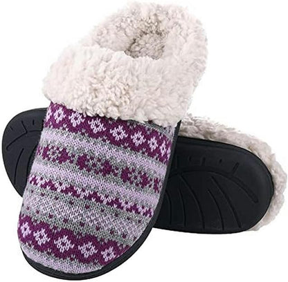 Lila Damenhausschuhe mit Strickmuster und Plüschfutter, rutschfeste Sohle.