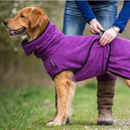 Goldener Retriever in lila Hundebademantel, Outdoor, Hundebekleidung, wasserabsorbierend.