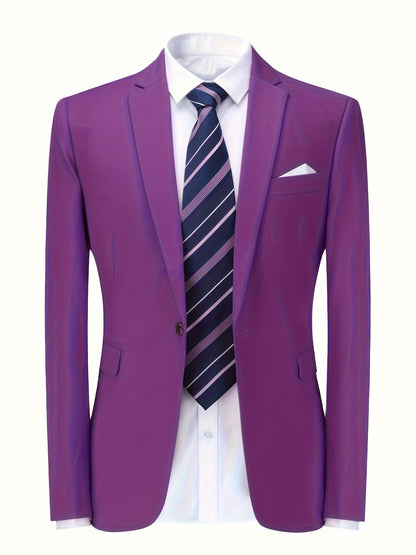 Lila Herrenanzug mit gestreifter Krawatte und weißem Hemd, elegantes Business-Outfit.