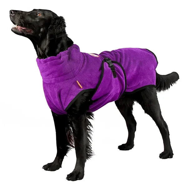 Schwarzer Hund trägt lila Hundemantel, Fleece, wasserabweisend, warm, Outdoor-Bekleidung.