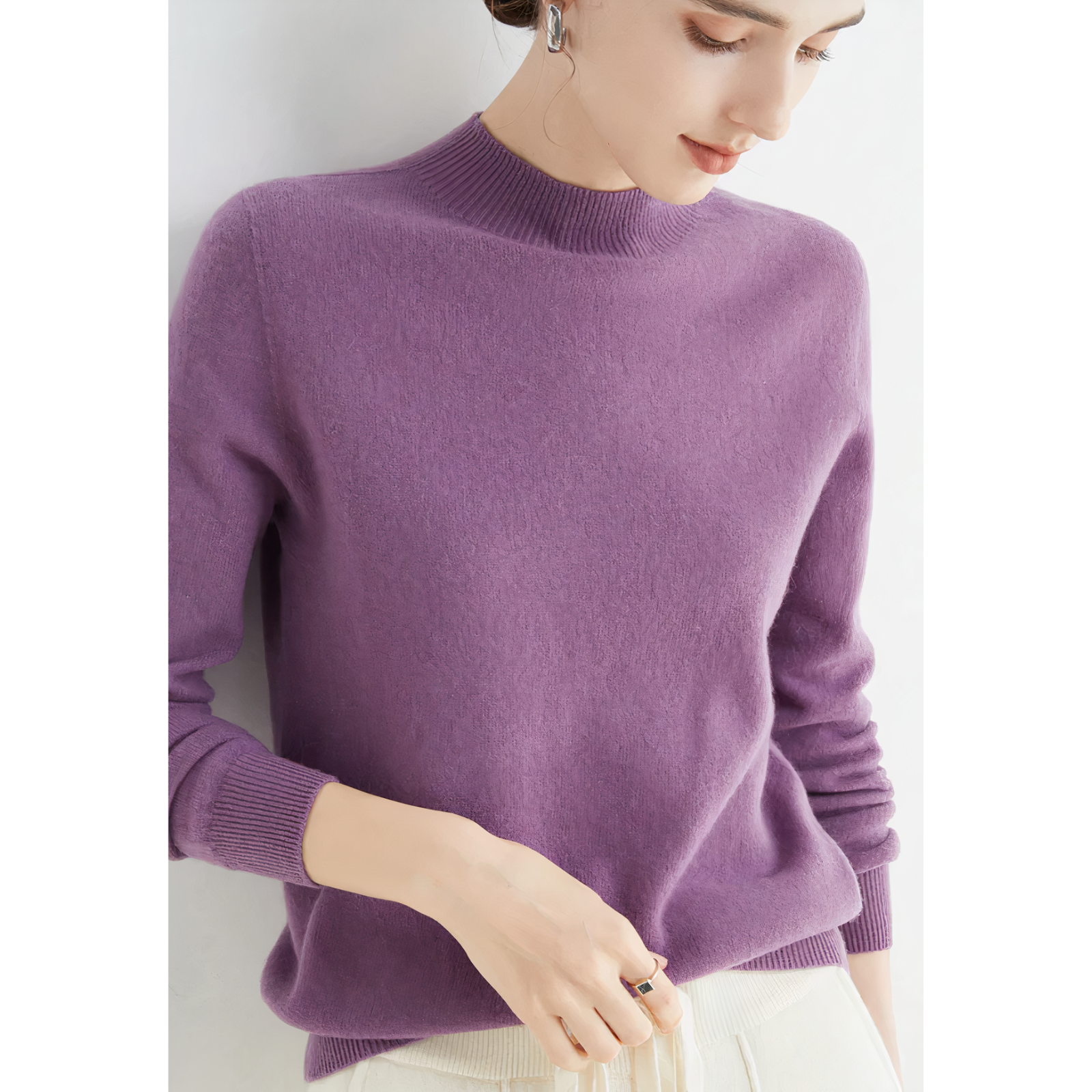 Frau in lila Kaschmirpullover, Rollkragen, elegante Mode, Herbst-Winter-Outfit.