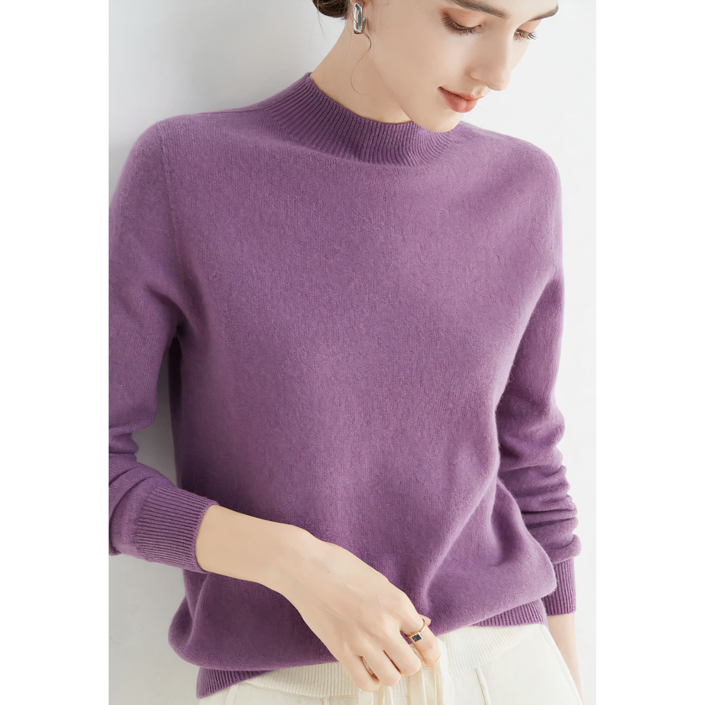 Frau trägt lila Kaschmirpullover, Rollkragen, elegante Mode, Herbst-Winter-Outfit.