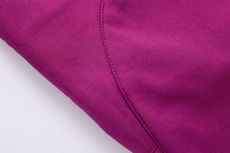 Lila Stoff, Nahaufnahme, glatte Textur, Nähte, Textilmaterial, Mode, Bekleidungsdesign.