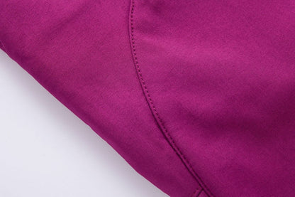 Lila Stoff, Nahaufnahme, glatte Textur, Nähte, Textilmaterial, Mode, Bekleidungsdesign.