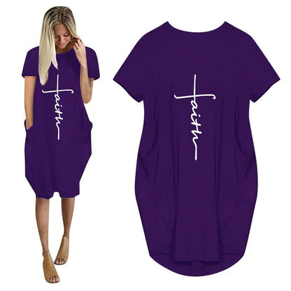 Lila Damenkleid mit Kreuzmotiv und "Faith"-Schriftzug, lässig, kurzärmelig, Baumwolle.