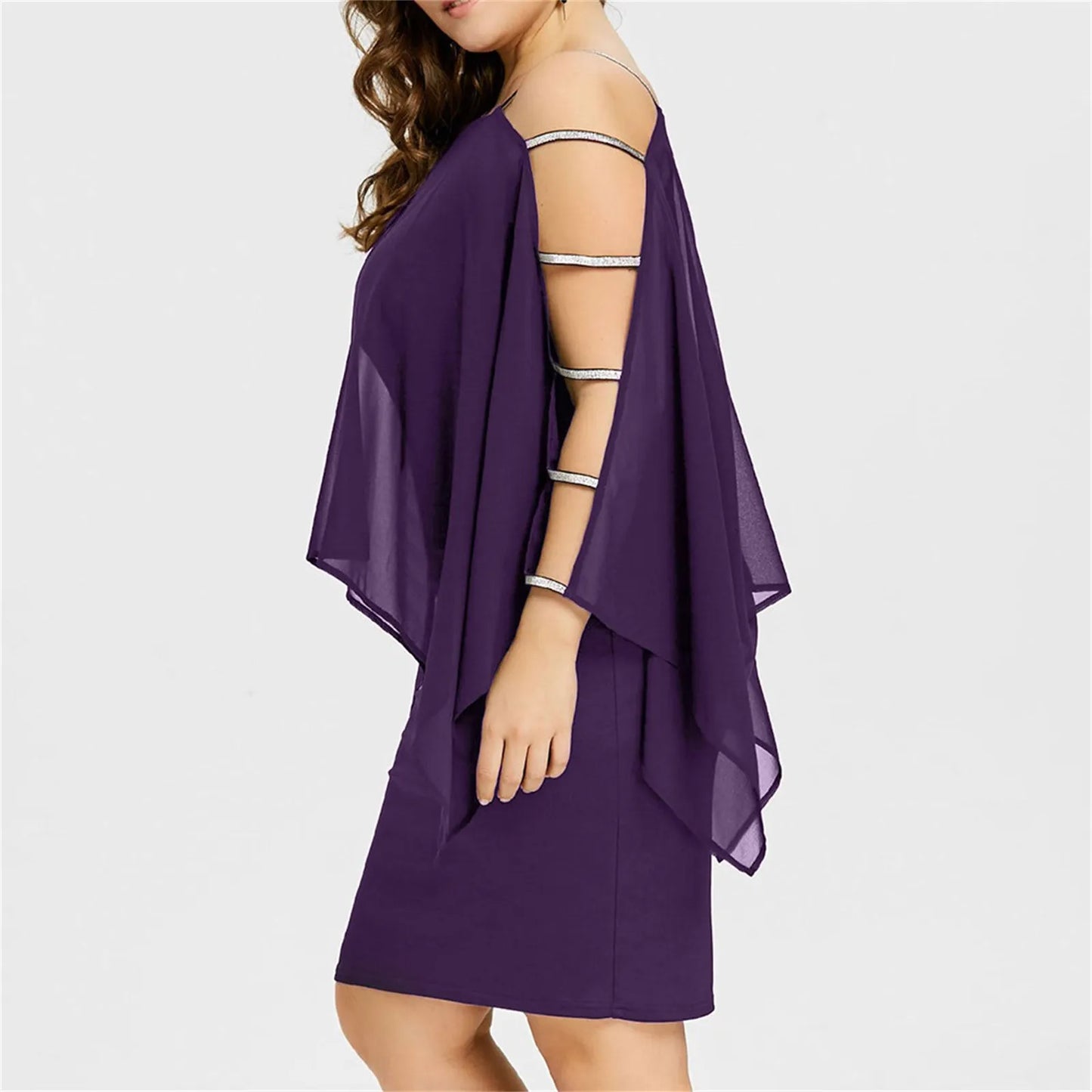 Lila Cocktailkleid mit transparentem Umhang und silbernen Armbändern, elegantes Design.