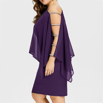 Lila Cocktailkleid mit transparentem Umhang und silbernen Armbändern, elegantes Design.