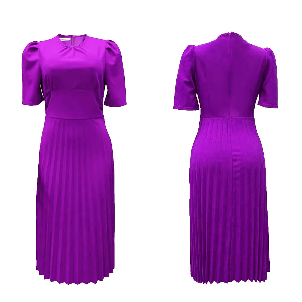 Lila Damenkleid, knielang, plissiert, Kurzarm, elegantes Design, aus Polyester.