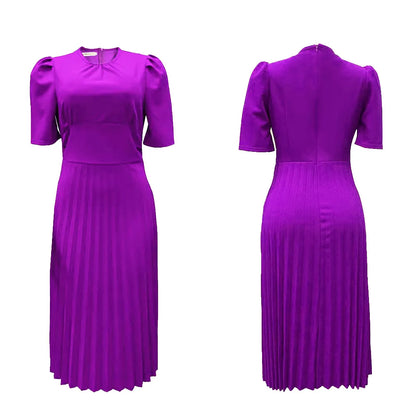 Lila Damenkleid, knielang, plissiert, Kurzarm, elegantes Design, aus Polyester.