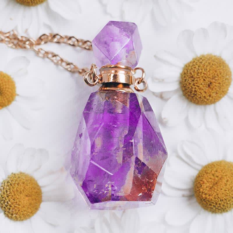 Amethyst-Parfümflakon mit goldener Kette, umgeben von weißen Gänseblümchen.