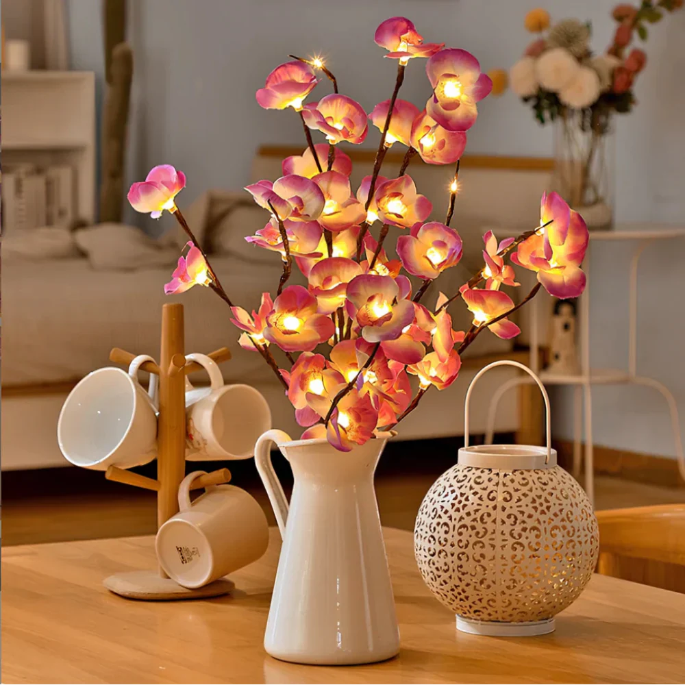 Leuchtende rosa Orchideen in weißer Vase, dekorative LED-Blumen, Wohnzimmer-Dekoration.