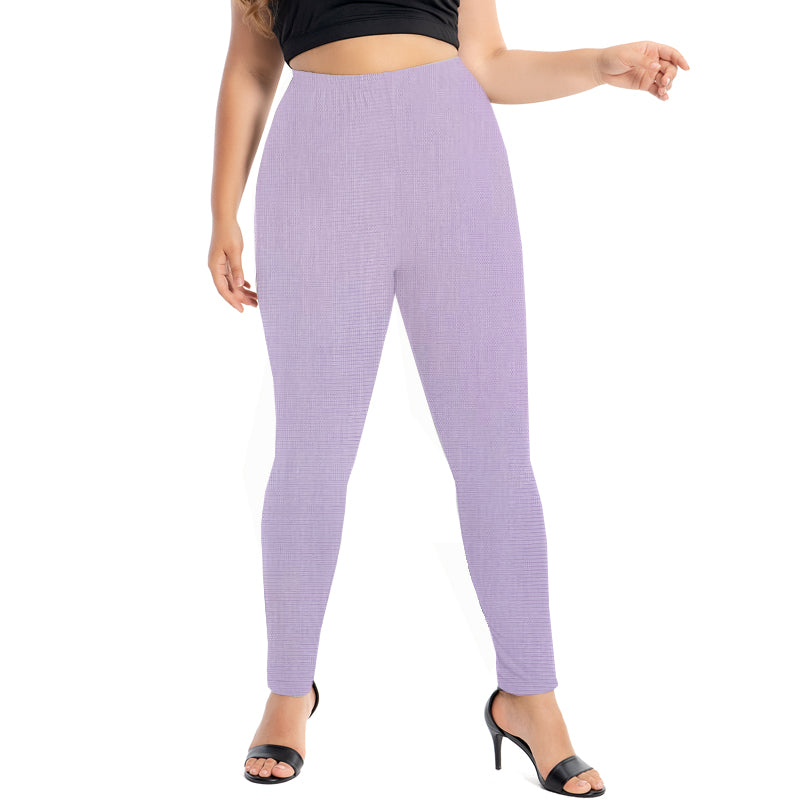 Frau in lila Leggings, hoch tailliert, elastisch, modisch, mit schwarzem Top und High Heels.