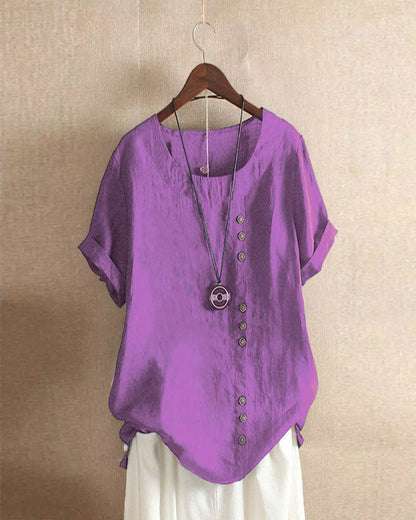 Lila Damenbluse aus Leinen mit Knopfleiste, Kurzarm, lässig, Sommermode, hängend auf Bügel.