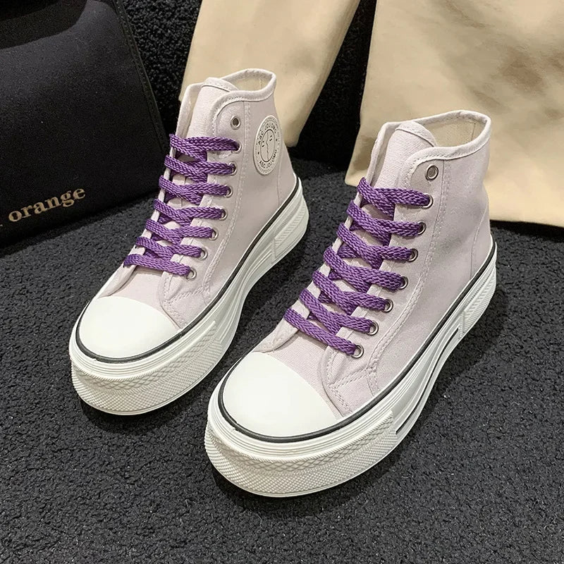 Weiße High-Top-Sneaker mit lila Schnürsenkeln, Plateau-Sohle, Unisex, modisch, bequem.